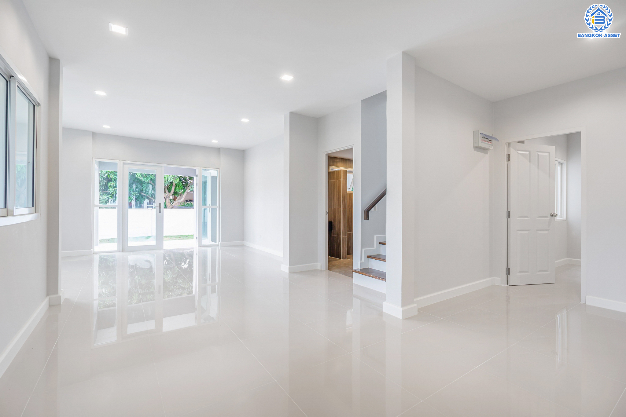 บ้านมือสองตกแต่งใหม่ ม.เศรณี คาซ่า ดอนเมือง บ้านเดี่ยว หลังมุม เนื้อที่ 56.2 ตร.ว. ฟังก์ชันจัดเต็ม 5 ห้องนอน 5 ห้องน้ำ 1 ห้องอเนกประสงค์ จอดรถได้ 2 คัน พร้อมมีพื้นที่สีเขียวที่ให้คุณจัดมุมพักผ่อนเล็กๆ ได้ชิลๆ ราคาคุ้มสุดในย่านนี้! ใกล้สนามบินดอนเมือง, ทางด่วน "ศรีสมาน" และรถไฟฟ้าสายสีแดง "สถานีดอนเมือง"